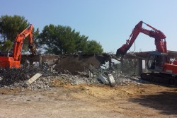 Lotta dura contro l'abusivismo edilizio: demolita struttura a ridosso del mare - Corriere Salentino