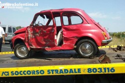 Si schianta con la Triumph contro vecchia 500, la moto si spezza a metà: due feriti nel sud Salento - Corriere Salentino