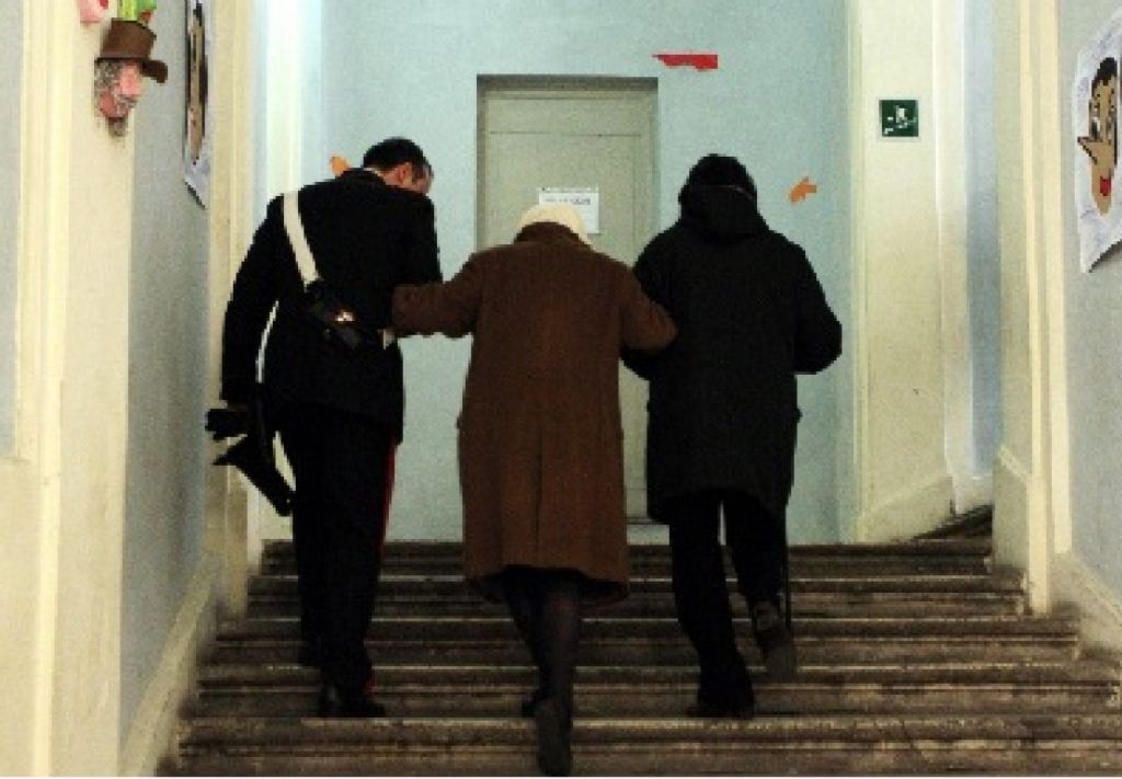 Tentarono rapina in casa di un’anziana: patteggiano in quattro