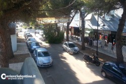 Grosso ramo si spezza e si abbatte sulla sedia di un bar, per fortuna nessun ferito - Corriere Salentino