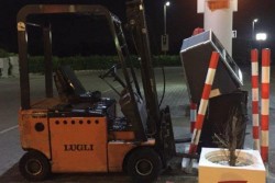 Tenta di portare via la cassa continua di un self service, arrestato commerciante - Corriere Salentino