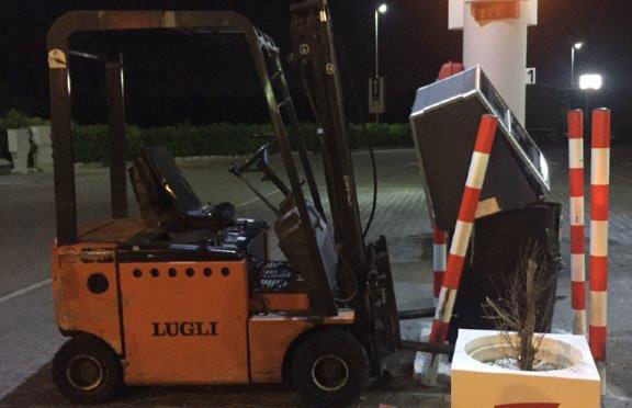 Tenta di portare via la cassa continua di un self service, arrestato commerciante