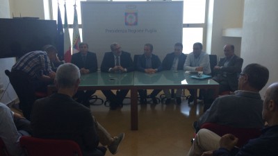 foto-incontro-Emiliano-con-dirigenti-e-tecnici-su-province
