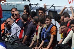 Salvati 123 migranti a bordo di una imbarcazione al largo di Leuca: a bordo trenta bambini e donne - Corriere Salentino