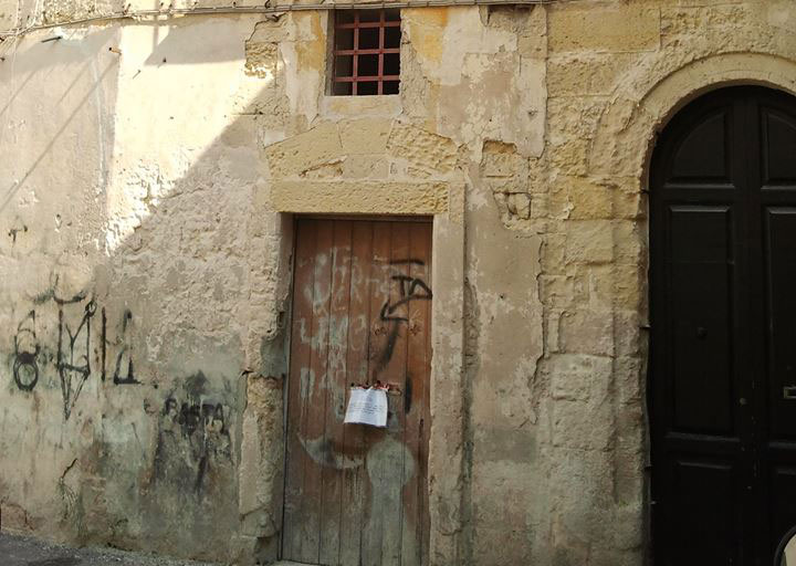 Lavori di restauro non autorizzati, sigilli a immobile nel centro storico