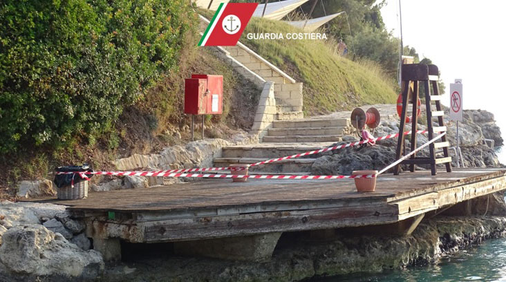 Passerella e pedana vista mare abusive, scattano i sigilli