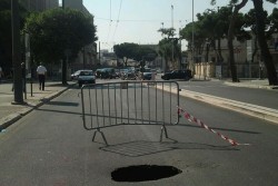 Cedimento stradale in Viale De Pietro, disagi alla circolazione fino al pomeriggio - Corriere Salentino