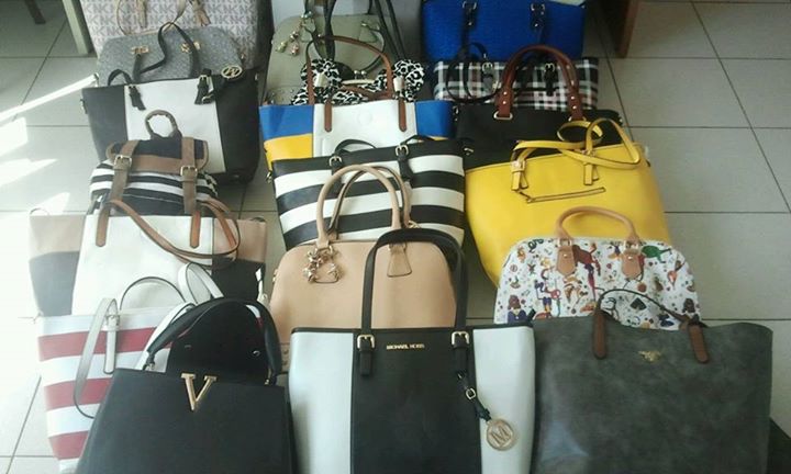 Tensione durante i controlli anticontraffazione: contusi due agenti, denunciato un ambulante