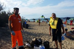 Ripulita la spiaggia di San Cataldo, Monteco e Legambiente al lavoro - Corriere Salentino