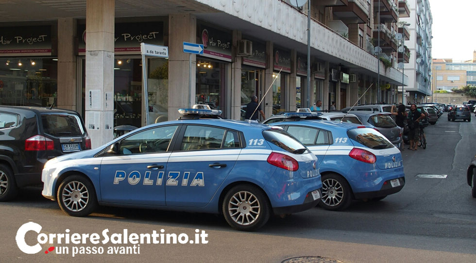 Nel negozio per parrucchieri con pistola spianata e barba finta, bandito in fuga col bottino