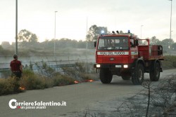 Paura in tangenziale est,incendio a ridosso del distributore di benzina - Corriere Salentino
