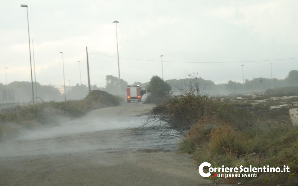 Paura in tangenziale est,incendio a ridosso del distributore di benzina
