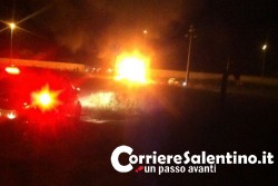 Schianto alla periferia di Lecce tra due auto, una va in fiamme: donna muore in ospedale - Corriere Salentino