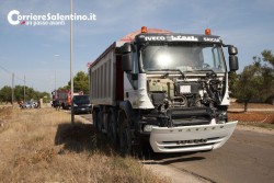 Non rispettano lo Stop, terribile schianto tra auto e camion: morti due ragazzi, cinque feriti - Corriere Salentino