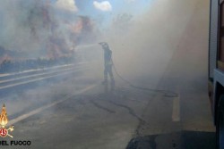 Lecce: incendio a ridosso della Tangenziale, bloccata la circolazione stradale - Corriere Salentino