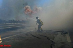Lecce: incendio a ridosso della Tangenziale, bloccata la circolazione stradale - Corriere Salentino