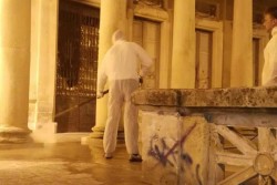 Graffiti sul Monumento dei Caduti, Guido impugna le attrezzature della ditta per un intervento di pulizia a costo zero - Corriere Salentino