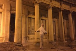 Graffiti sul Monumento dei Caduti, Guido impugna le attrezzature della ditta per un intervento di pulizia a costo zero - Corriere Salentino