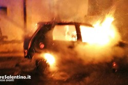 Doppio incendio ad Acquarica del Capo, bruciano due mezzi nella notte - Corriere Salentino