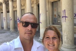 Graffiti sul Monumento dei Caduti, Guido impugna le attrezzature della ditta per un intervento di pulizia a costo zero - Corriere Salentino