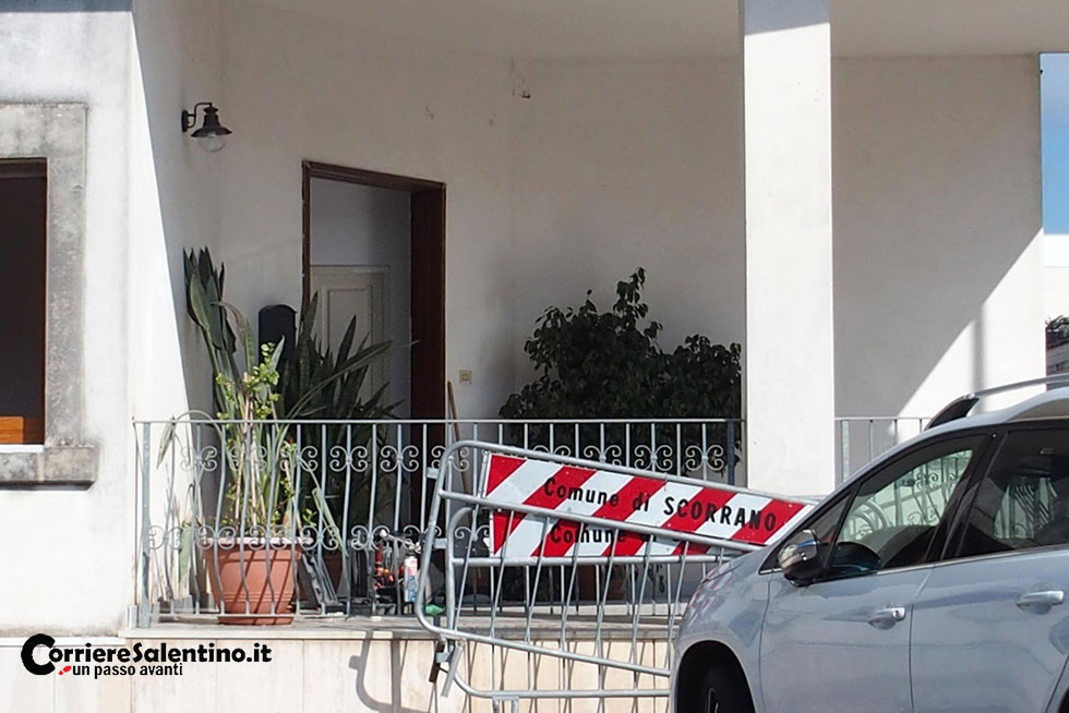 Boato nella notte a Scorrano, esplode ordigno in piazza: tre auto distrutte, casa danneggiata