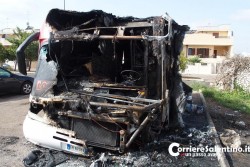 Fiamme dolose alla periferia di Maglie: incendio distrugge "paninaro" e scooter di un 30enne già noto - Corriere Salentino