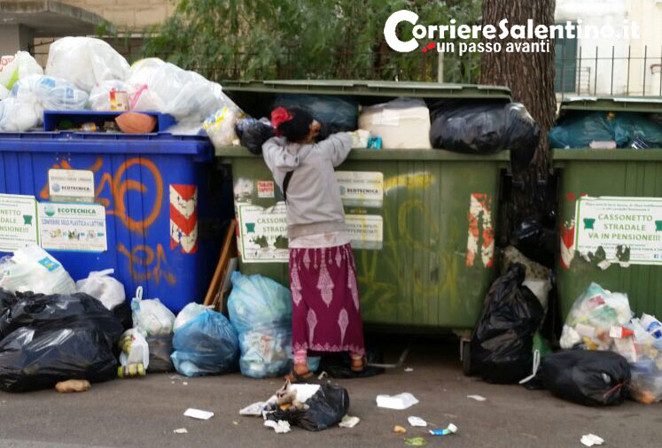 L’altro volto della città: rom minorenni che frugano nella spazzatura e chiedono l’elemosina