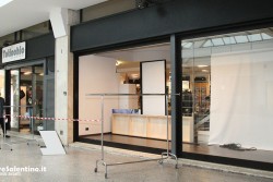 Spaccata in piazza Mazzini, ladri svaligiano il negozio di articoli sportivi "Toticchio" - Corriere Salentino