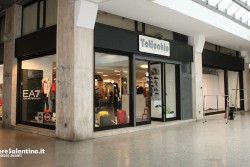 Spaccata in piazza Mazzini, ladri svaligiano il negozio di articoli sportivi "Toticchio" - Corriere Salentino