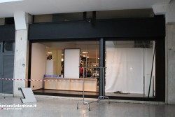 Spaccata in piazza Mazzini, ladri svaligiano il negozio di articoli sportivi "Toticchio" - Corriere Salentino