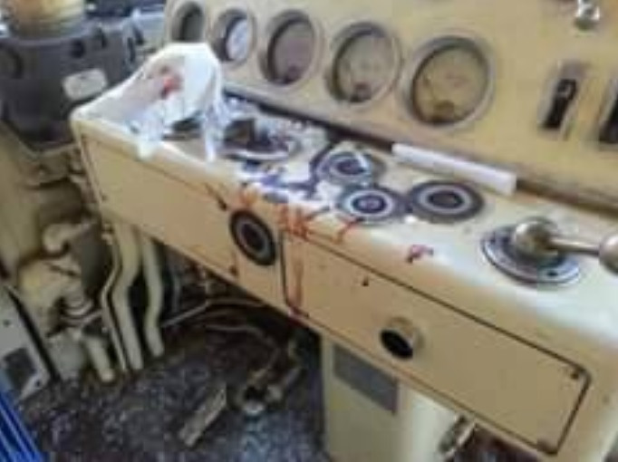 Follia sui binari, scagliano masso contro treno in corsa: ferito il macchinista