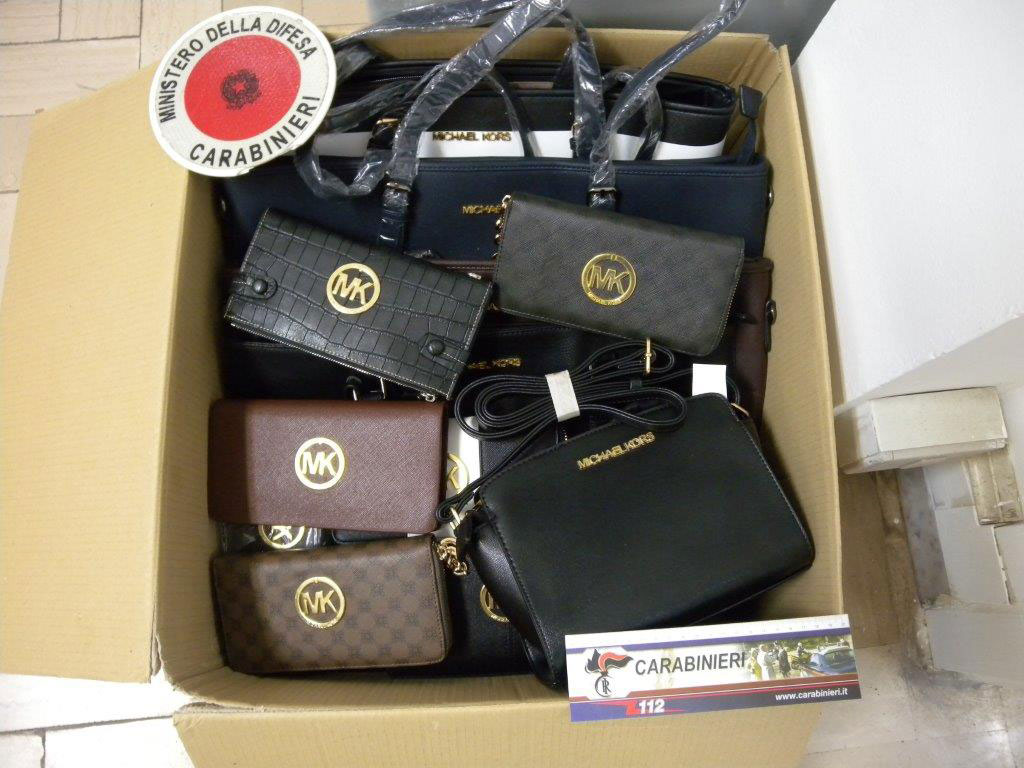 Senegalese vende portafogli e borse sul lungomare di Gallipoli, denunciato