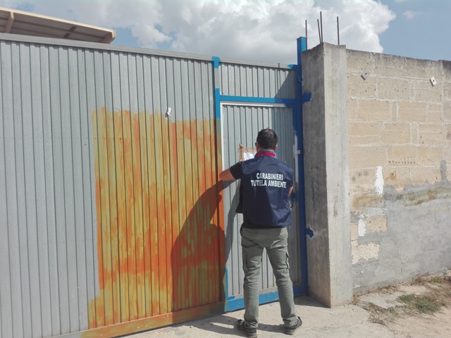 Rifiuti speciali e tettoia abusiva nel cantiere nautico, sequestrata un’area di cinquecento metri quadrati