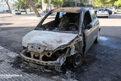 Auto in fiamme nel quartiere Santa Rosa: una vettura distrutta dalle fiamme, un'altra danneggiata - Corriere Salentino