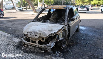Lecce-incendio-auto-(1)
