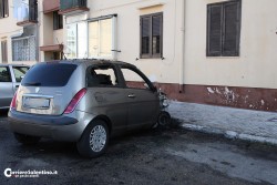 Auto in fiamme nel quartiere Santa Rosa: una vettura distrutta dalle fiamme, un'altra danneggiata - Corriere Salentino