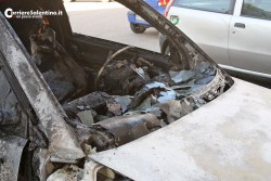 Auto in fiamme nel quartiere Santa Rosa: una vettura distrutta dalle fiamme, un'altra danneggiata - Corriere Salentino