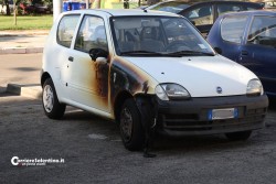 Auto in fiamme nel quartiere Santa Rosa: una vettura distrutta dalle fiamme, un'altra danneggiata - Corriere Salentino