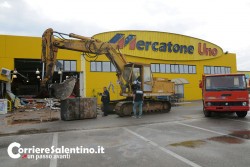 Nuovo assalto al "Mercatone Uno": sradicano cassaforte ma fuggono a mani vuote: ingenti i danni - Corriere Salentino