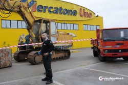 Nuovo assalto al "Mercatone Uno": sradicano cassaforte ma fuggono a mani vuote: ingenti i danni - Corriere Salentino