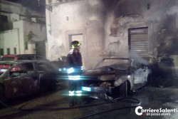 Incendiano materasso e scatenano l'inferno nel centro storico: tre auto divorate dalle fiamme - Corriere Salentino