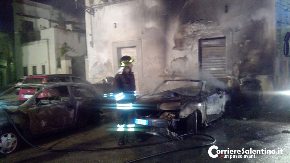 Incendiano materasso e scatenano l’inferno nel centro storico: tre auto divorate dalle fiamme