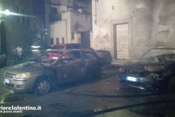 Incendiano materasso e scatenano l'inferno nel centro storico: tre auto divorate dalle fiamme - Corriere Salentino