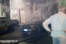 Incendiano materasso e scatenano l'inferno nel centro storico: tre auto divorate dalle fiamme - Corriere Salentino
