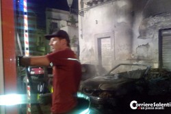 Incendiano materasso e scatenano l'inferno nel centro storico: tre auto divorate dalle fiamme - Corriere Salentino