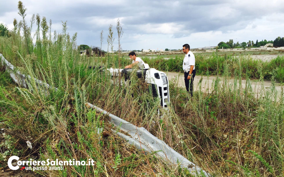 Si ribalta con l’auto dopo avere sfondato il guardrail: spettacolare incidente sulla Cavallino – Lecce