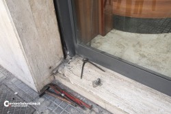 Piazzano ordigno davanti al bar, poi sfrecciano contromano davanti al vigilante - Corriere Salentino