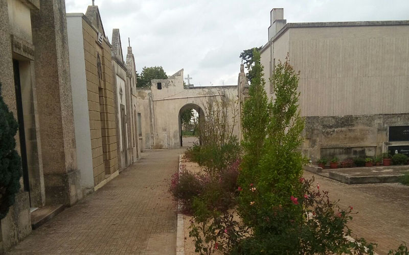 Pretende soldi per piccole manutenzioni alle tombe dei defunti, poi minaccia signora: denunciato