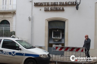Tentano di sradicare Bancomat, ma l'allarme li costringe alla fuga - Corriere Salentino