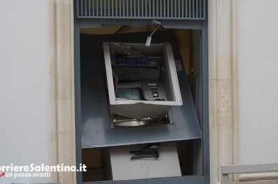 Tentano di sradicare Bancomat, ma l'allarme li costringe alla fuga - Corriere Salentino